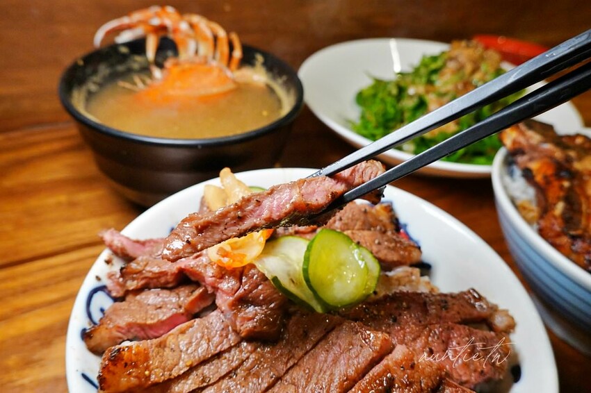 【台中】秘一日牛排飯，軟嫩牛排飯、烤豬排飯，整隻螃蟹味噌湯，台中牛排推薦