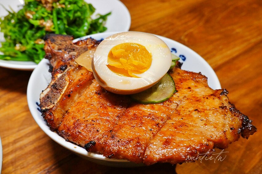 【台中】秘一日牛排飯，軟嫩牛排飯、烤豬排飯，整隻螃蟹味噌湯，台中牛排推薦