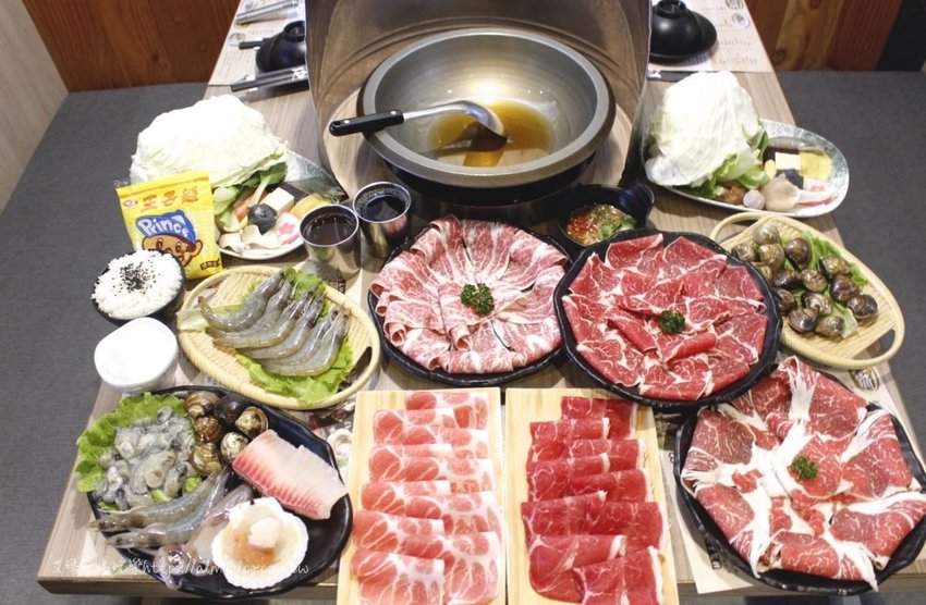 〖石の飽石頭火鍋〗一個人也能吃石頭火鍋!單人涮涮鍋.老闆親熬湯底沙茶醬.飲料無限供應.限時活動蛤蠣5折,持市民卡另享優惠