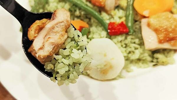 21 Plus香草烤雞時蔬青麻辣味炒飯｜臺灣炒飯王冠軍合作限定炒飯美食，炒飯愛好者必吃！