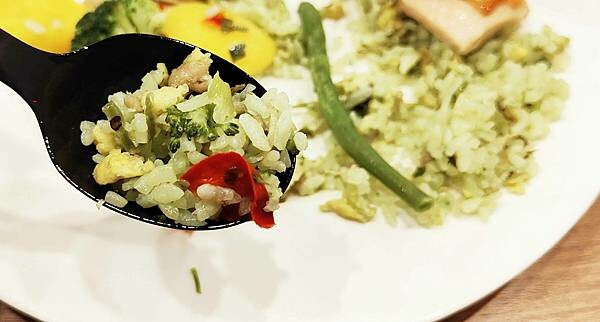 21 Plus香草烤雞時蔬青麻辣味炒飯｜臺灣炒飯王冠軍合作限定炒飯美食，炒飯愛好者必吃！