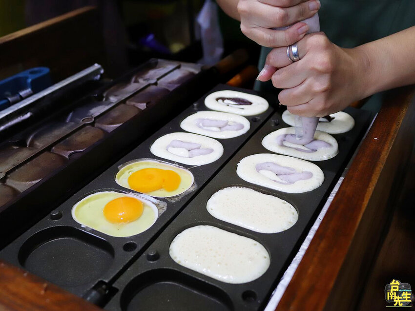 台南雞蛋燒／限量供應2小時完售／當日新鮮手打麵糊／天然食材無化學添加／不使用預拌粉和乳瑪琳／減糖製作美味無負擔／現點現做趕時間不要來