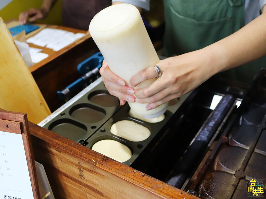 台南雞蛋燒／限量供應2小時完售／當日新鮮手打麵糊／天然食材無化學添加／不使用預拌粉和乳瑪琳／減糖製作美味無負擔／現點現做趕時間不要來