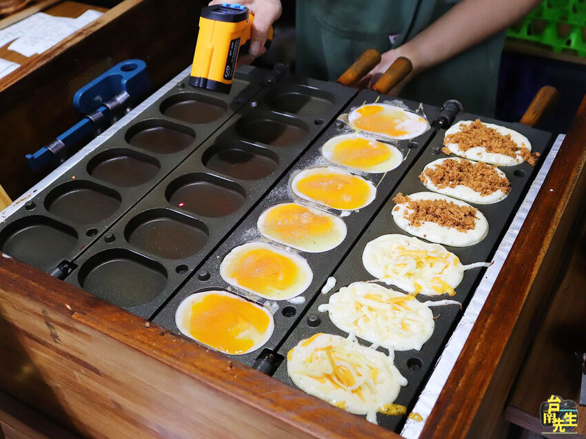 台南雞蛋燒／限量供應2小時完售／當日新鮮手打麵糊／天然食材無化學添加／不使用預拌粉和乳瑪琳／減糖製作美味無負擔／現點現做趕時間不要來