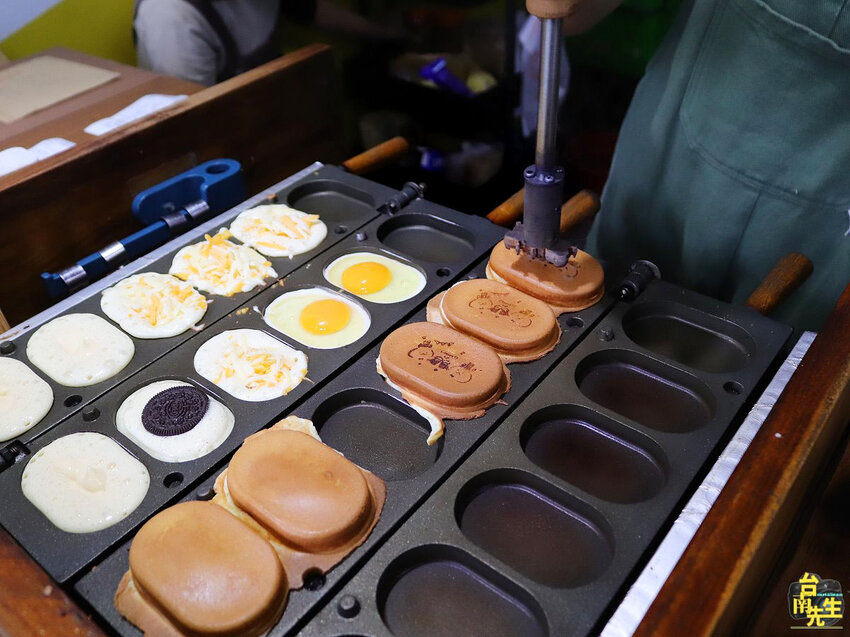 台南雞蛋燒／限量供應2小時完售／當日新鮮手打麵糊／天然食材無化學添加／不使用預拌粉和乳瑪琳／減糖製作美味無負擔／現點現做趕時間不要來