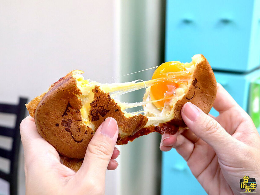 台南雞蛋燒／限量供應2小時完售／當日新鮮手打麵糊／天然食材無化學添加／不使用預拌粉和乳瑪琳／減糖製作美味無負擔／現點現做趕時間不要來