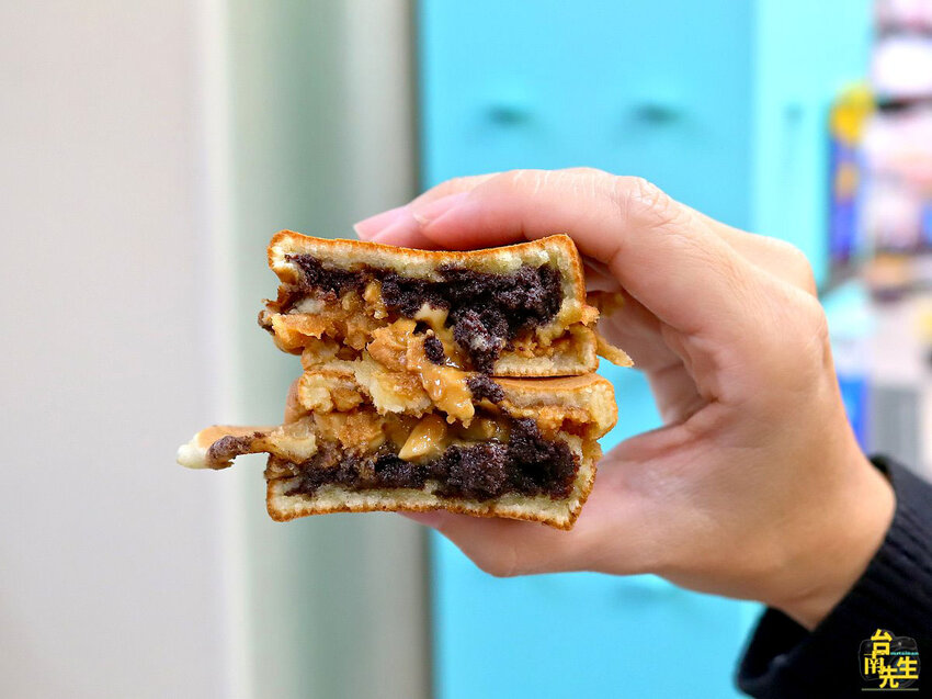 台南雞蛋燒／限量供應2小時完售／當日新鮮手打麵糊／天然食材無化學添加／不使用預拌粉和乳瑪琳／減糖製作美味無負擔／現點現做趕時間不要來