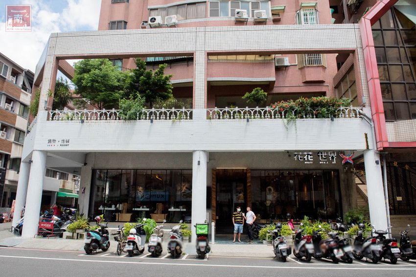 【台南美食】網美南洋風浮誇鍋物｜活體龍蝦鮑魚夠新鮮｜浮誇海鮮盤｜肉肉多多盤｜南紡購物中心附近美食｜活龍蝦｜和牛｜中秋連假~花花世界鍋物 - 南人幫