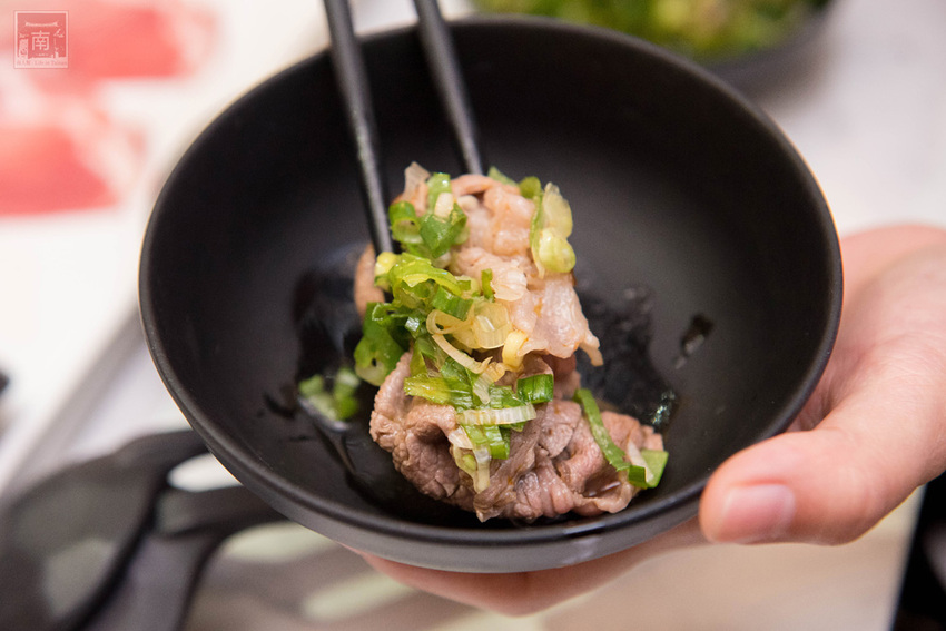 【臺南美食】和牛鍋物也太奢侈了｜點套餐加碼送16隻草蝦｜瓶裝飲料喝到飽｜浮誇海鮮盤｜25盎司大份量和牛和PRIME牛肉原肉現切｜公司聚餐｜情人約會~~花花世界鍋物 - 南人幫