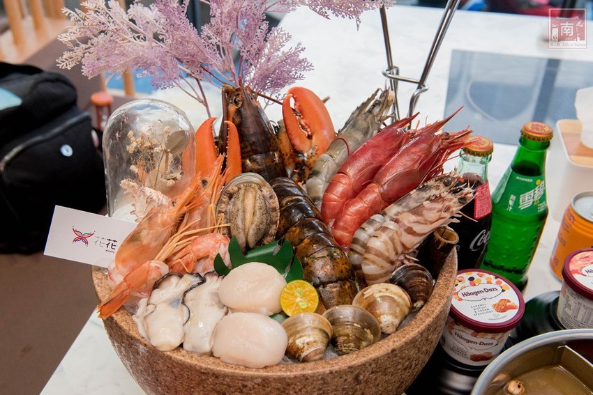 【台南美食】網美南洋風浮誇鍋物｜活體龍蝦鮑魚夠新鮮｜浮誇海鮮盤｜肉肉多多盤｜南紡購物中心附近美食｜活龍蝦｜和牛｜中秋連假~花花世界鍋物 - 南人幫