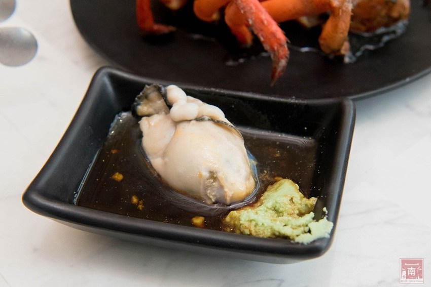 【台南美食】網美南洋風浮誇鍋物｜活體龍蝦鮑魚夠新鮮｜浮誇海鮮盤｜肉肉多多盤｜南紡購物中心附近美食｜活龍蝦｜和牛｜中秋連假~花花世界鍋物 - 南人幫