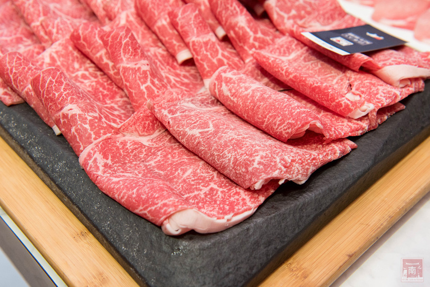 【臺南美食】和牛鍋物也太奢侈了｜點套餐加碼送16隻草蝦｜瓶裝飲料喝到飽｜浮誇海鮮盤｜25盎司大份量和牛和PRIME牛肉原肉現切｜公司聚餐｜情人約會~~花花世界鍋物 - 南人幫