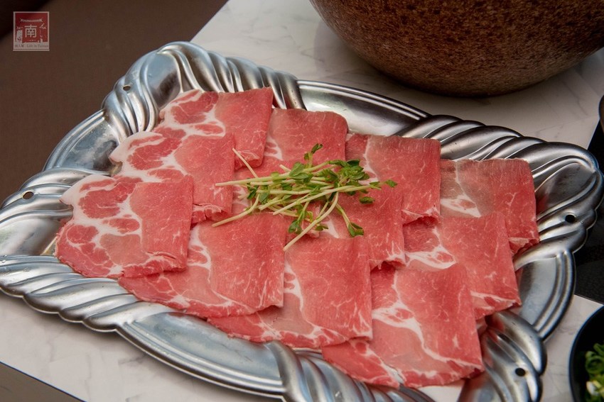 【台南美食】網美南洋風浮誇鍋物｜活體龍蝦鮑魚夠新鮮｜浮誇海鮮盤｜肉肉多多盤｜南紡購物中心附近美食｜活龍蝦｜和牛｜中秋連假~花花世界鍋物 - 南人幫