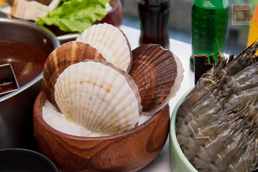 【臺南美食】和牛鍋物也太奢侈了｜點套餐加碼送16隻草蝦｜瓶裝飲料喝到飽｜浮誇海鮮盤｜25盎司大份量和牛和PRIME牛肉原肉現切｜公司聚餐｜情人約會~~花花世界鍋物 - 南人幫