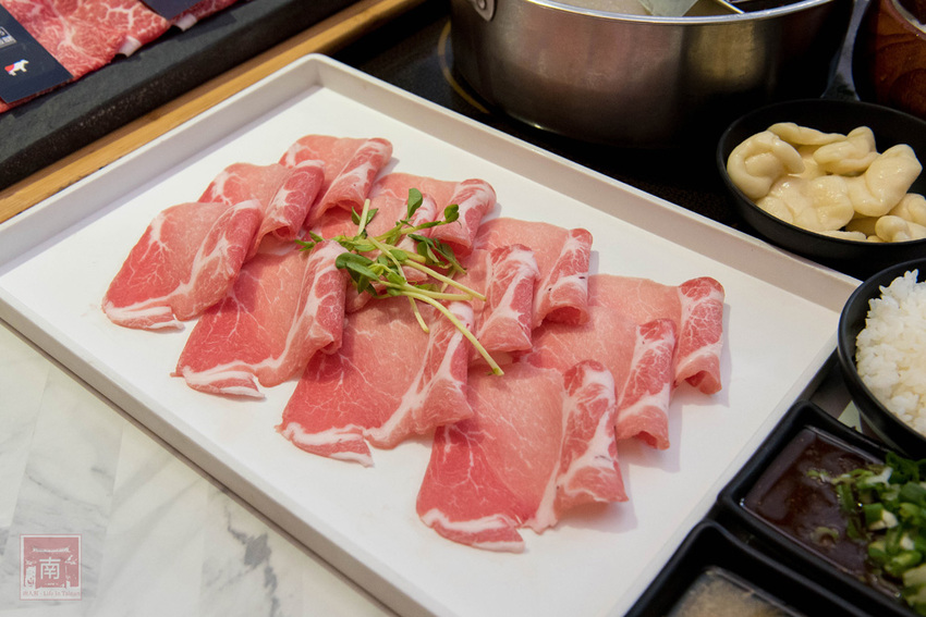 【臺南美食】和牛鍋物也太奢侈了｜點套餐加碼送16隻草蝦｜瓶裝飲料喝到飽｜浮誇海鮮盤｜25盎司大份量和牛和PRIME牛肉原肉現切｜公司聚餐｜情人約會~~花花世界鍋物 - 南人幫