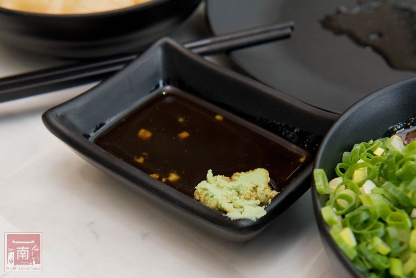 【台南美食】網美南洋風浮誇鍋物｜活體龍蝦鮑魚夠新鮮｜浮誇海鮮盤｜肉肉多多盤｜南紡購物中心附近美食｜活龍蝦｜和牛｜中秋連假~花花世界鍋物 - 南人幫