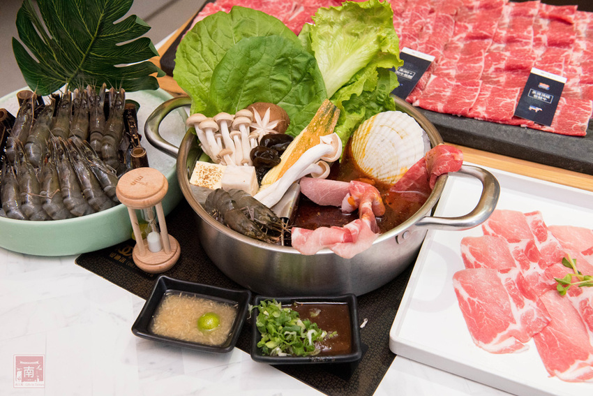 【臺南美食】和牛鍋物也太奢侈了｜點套餐加碼送16隻草蝦｜瓶裝飲料喝到飽｜浮誇海鮮盤｜25盎司大份量和牛和PRIME牛肉原肉現切｜公司聚餐｜情人約會~~花花世界鍋物 - 南人幫