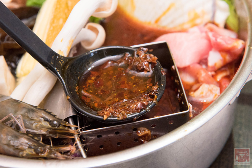 【臺南美食】和牛鍋物也太奢侈了｜點套餐加碼送16隻草蝦｜瓶裝飲料喝到飽｜浮誇海鮮盤｜25盎司大份量和牛和PRIME牛肉原肉現切｜公司聚餐｜情人約會~~花花世界鍋物 - 南人幫