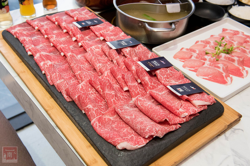 【臺南美食】和牛鍋物也太奢侈了｜點套餐加碼送16隻草蝦｜瓶裝飲料喝到飽｜浮誇海鮮盤｜25盎司大份量和牛和PRIME牛肉原肉現切｜公司聚餐｜情人約會~~花花世界鍋物 - 南人幫