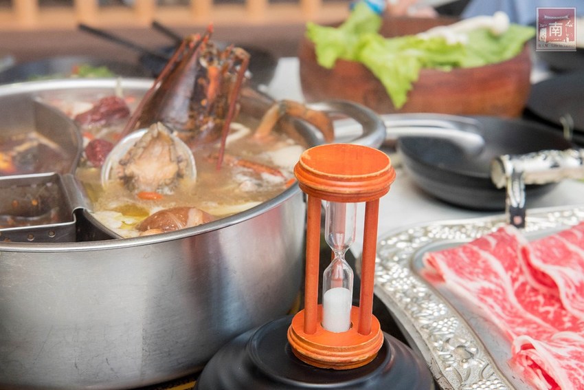 【台南美食】網美南洋風浮誇鍋物｜活體龍蝦鮑魚夠新鮮｜浮誇海鮮盤｜肉肉多多盤｜南紡購物中心附近美食｜活龍蝦｜和牛｜中秋連假~花花世界鍋物 - 南人幫