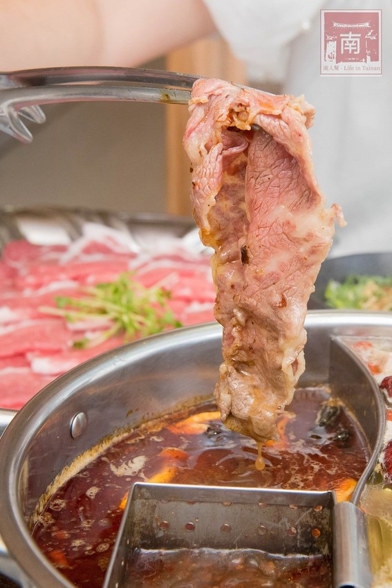 【台南美食】網美南洋風浮誇鍋物｜活體龍蝦鮑魚夠新鮮｜浮誇海鮮盤｜肉肉多多盤｜南紡購物中心附近美食｜活龍蝦｜和牛｜中秋連假~花花世界鍋物 - 南人幫