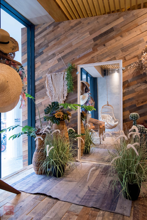 【臺南美食】和牛鍋物也太奢侈了｜點套餐加碼送16隻草蝦｜瓶裝飲料喝到飽｜浮誇海鮮盤｜25盎司大份量和牛和PRIME牛肉原肉現切｜公司聚餐｜情人約會~~花花世界鍋物 - 南人幫