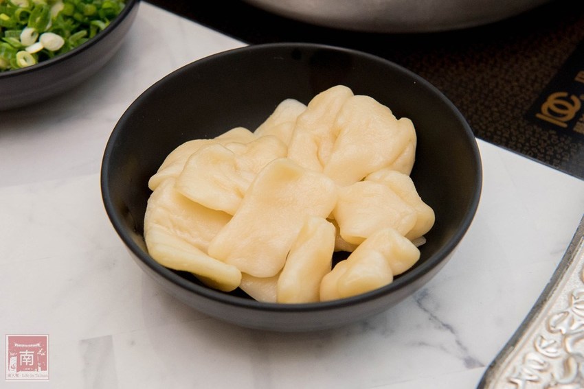 【台南美食】網美南洋風浮誇鍋物｜活體龍蝦鮑魚夠新鮮｜浮誇海鮮盤｜肉肉多多盤｜南紡購物中心附近美食｜活龍蝦｜和牛｜中秋連假~花花世界鍋物 - 南人幫