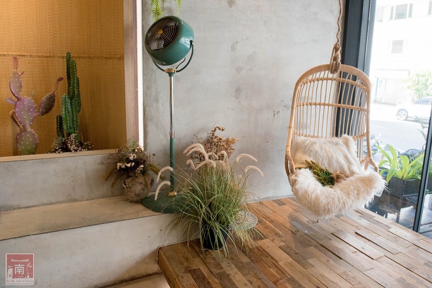 【台南美食】網美南洋風浮誇鍋物｜活體龍蝦鮑魚夠新鮮｜浮誇海鮮盤｜肉肉多多盤｜南紡購物中心附近美食｜活龍蝦｜和牛｜中秋連假~花花世界鍋物 - 南人幫