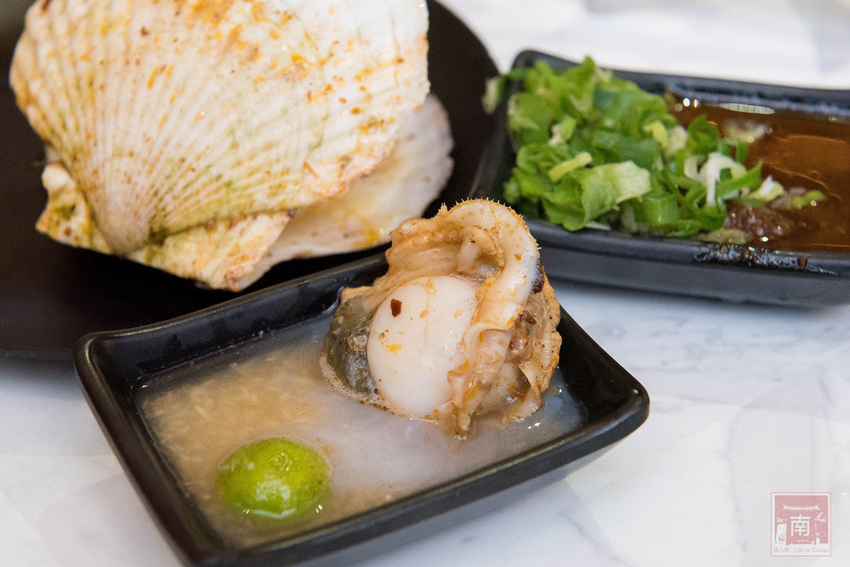 【臺南美食】和牛鍋物也太奢侈了｜點套餐加碼送16隻草蝦｜瓶裝飲料喝到飽｜浮誇海鮮盤｜25盎司大份量和牛和PRIME牛肉原肉現切｜公司聚餐｜情人約會~~花花世界鍋物 - 南人幫