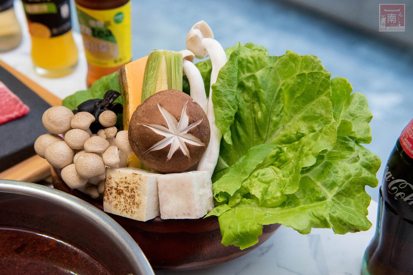 【臺南美食】和牛鍋物也太奢侈了｜點套餐加碼送16隻草蝦｜瓶裝飲料喝到飽｜浮誇海鮮盤｜25盎司大份量和牛和PRIME牛肉原肉現切｜公司聚餐｜情人約會~~花花世界鍋物 - 南人幫