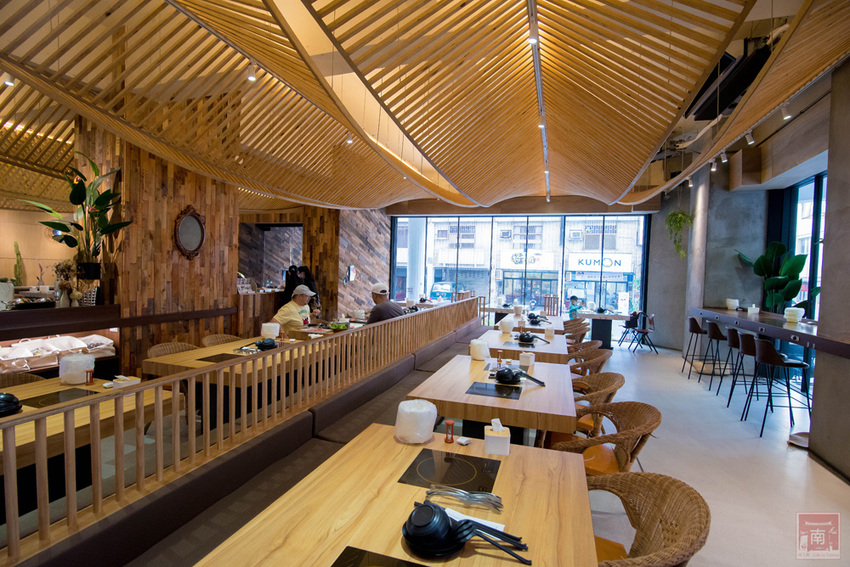 【臺南美食】和牛鍋物也太奢侈了｜點套餐加碼送16隻草蝦｜瓶裝飲料喝到飽｜浮誇海鮮盤｜25盎司大份量和牛和PRIME牛肉原肉現切｜公司聚餐｜情人約會~~花花世界鍋物 - 南人幫