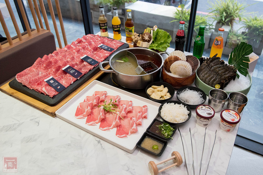 【臺南美食】和牛鍋物也太奢侈了｜點套餐加碼送16隻草蝦｜瓶裝飲料喝到飽｜浮誇海鮮盤｜25盎司大份量和牛和PRIME牛肉原肉現切｜公司聚餐｜情人約會~~花花世界鍋物 - 南人幫