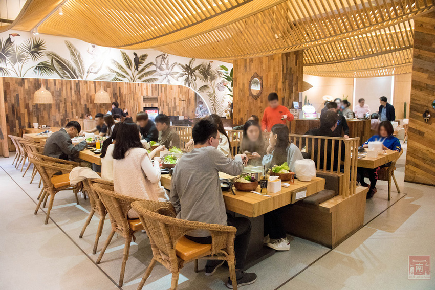 【臺南美食】和牛鍋物也太奢侈了｜點套餐加碼送16隻草蝦｜瓶裝飲料喝到飽｜浮誇海鮮盤｜25盎司大份量和牛和PRIME牛肉原肉現切｜公司聚餐｜情人約會~~花花世界鍋物 - 南人幫