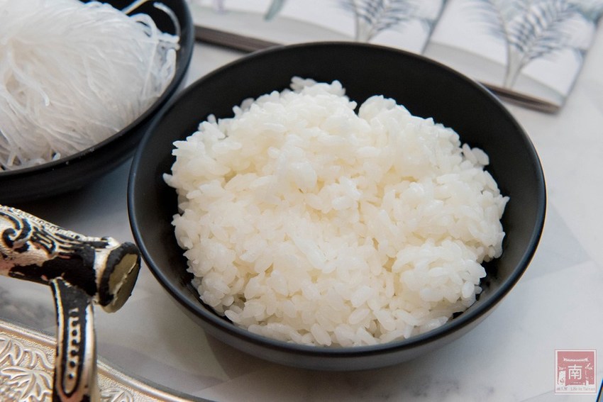 【台南美食】網美南洋風浮誇鍋物｜活體龍蝦鮑魚夠新鮮｜浮誇海鮮盤｜肉肉多多盤｜南紡購物中心附近美食｜活龍蝦｜和牛｜中秋連假~花花世界鍋物 - 南人幫