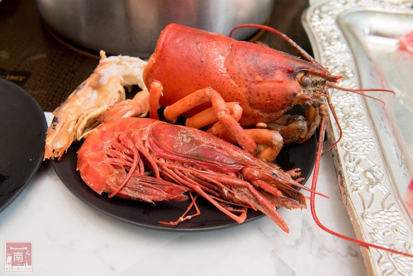 【台南美食】網美南洋風浮誇鍋物｜活體龍蝦鮑魚夠新鮮｜浮誇海鮮盤｜肉肉多多盤｜南紡購物中心附近美食｜活龍蝦｜和牛｜中秋連假~花花世界鍋物 - 南人幫