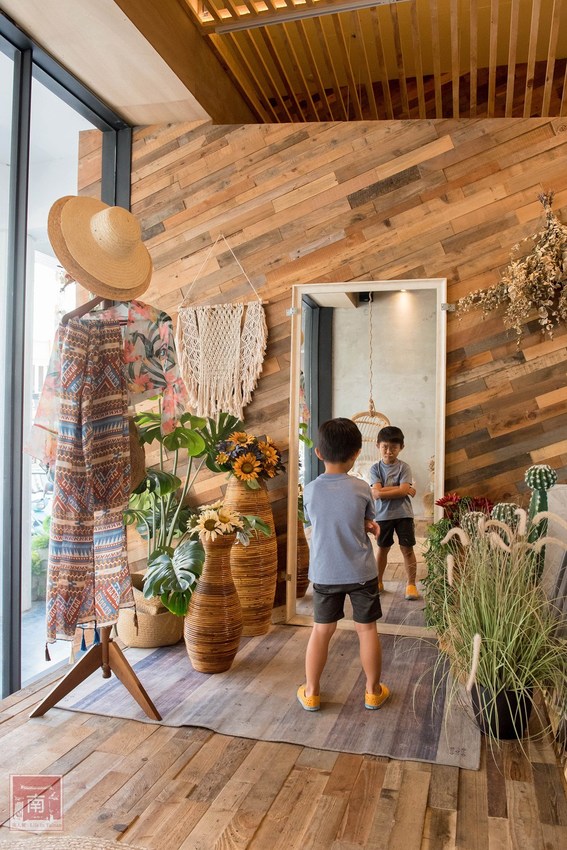 【台南美食】網美南洋風浮誇鍋物｜活體龍蝦鮑魚夠新鮮｜浮誇海鮮盤｜肉肉多多盤｜南紡購物中心附近美食｜活龍蝦｜和牛｜中秋連假~花花世界鍋物 - 南人幫