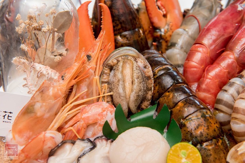 【台南美食】網美南洋風浮誇鍋物｜活體龍蝦鮑魚夠新鮮｜浮誇海鮮盤｜肉肉多多盤｜南紡購物中心附近美食｜活龍蝦｜和牛｜中秋連假~花花世界鍋物 - 南人幫