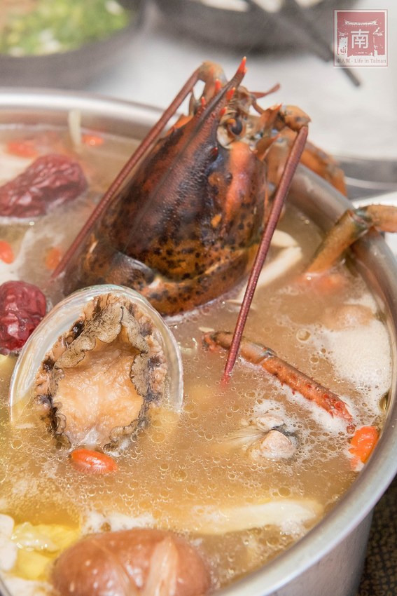 【台南美食】網美南洋風浮誇鍋物｜活體龍蝦鮑魚夠新鮮｜浮誇海鮮盤｜肉肉多多盤｜南紡購物中心附近美食｜活龍蝦｜和牛｜中秋連假~花花世界鍋物 - 南人幫