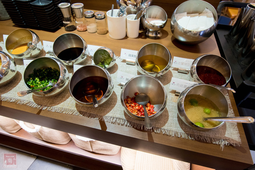 【臺南美食】和牛鍋物也太奢侈了｜點套餐加碼送16隻草蝦｜瓶裝飲料喝到飽｜浮誇海鮮盤｜25盎司大份量和牛和PRIME牛肉原肉現切｜公司聚餐｜情人約會~~花花世界鍋物 - 南人幫