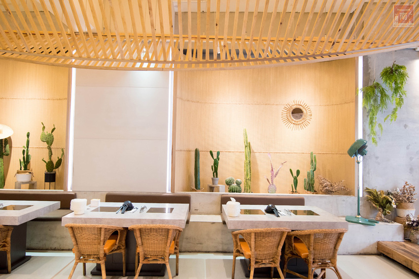 【臺南美食】和牛鍋物也太奢侈了｜點套餐加碼送16隻草蝦｜瓶裝飲料喝到飽｜浮誇海鮮盤｜25盎司大份量和牛和PRIME牛肉原肉現切｜公司聚餐｜情人約會~~花花世界鍋物 - 南人幫