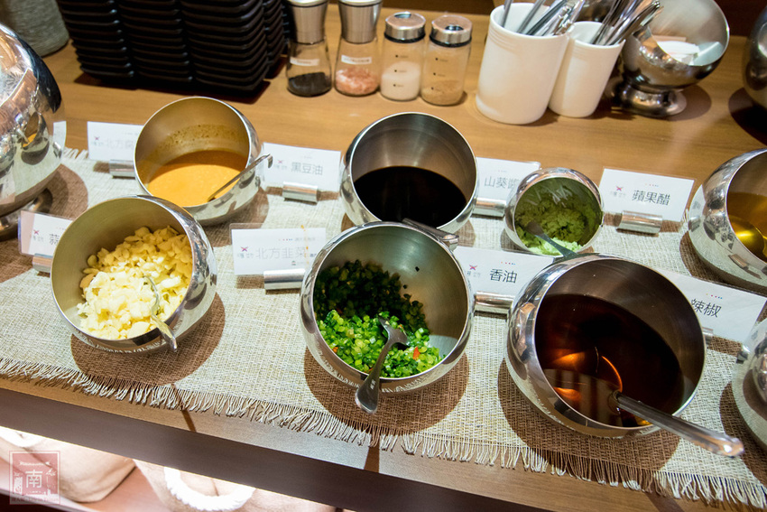 【臺南美食】和牛鍋物也太奢侈了｜點套餐加碼送16隻草蝦｜瓶裝飲料喝到飽｜浮誇海鮮盤｜25盎司大份量和牛和PRIME牛肉原肉現切｜公司聚餐｜情人約會~~花花世界鍋物 - 南人幫