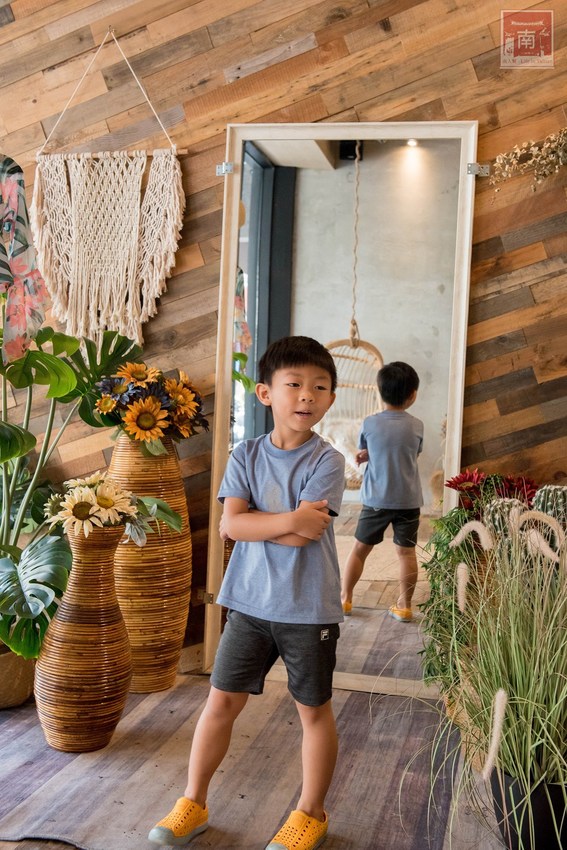 【台南美食】網美南洋風浮誇鍋物｜活體龍蝦鮑魚夠新鮮｜浮誇海鮮盤｜肉肉多多盤｜南紡購物中心附近美食｜活龍蝦｜和牛｜中秋連假~花花世界鍋物 - 南人幫