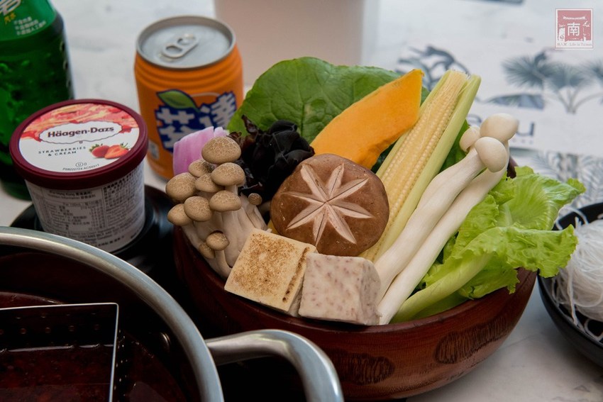 【台南美食】網美南洋風浮誇鍋物｜活體龍蝦鮑魚夠新鮮｜浮誇海鮮盤｜肉肉多多盤｜南紡購物中心附近美食｜活龍蝦｜和牛｜中秋連假~花花世界鍋物 - 南人幫