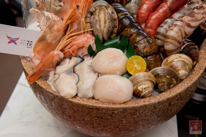 【台南美食】網美南洋風浮誇鍋物｜活體龍蝦鮑魚夠新鮮｜浮誇海鮮盤｜肉肉多多盤｜南紡購物中心附近美食｜活龍蝦｜和牛｜中秋連假~花花世界鍋物 - 南人幫