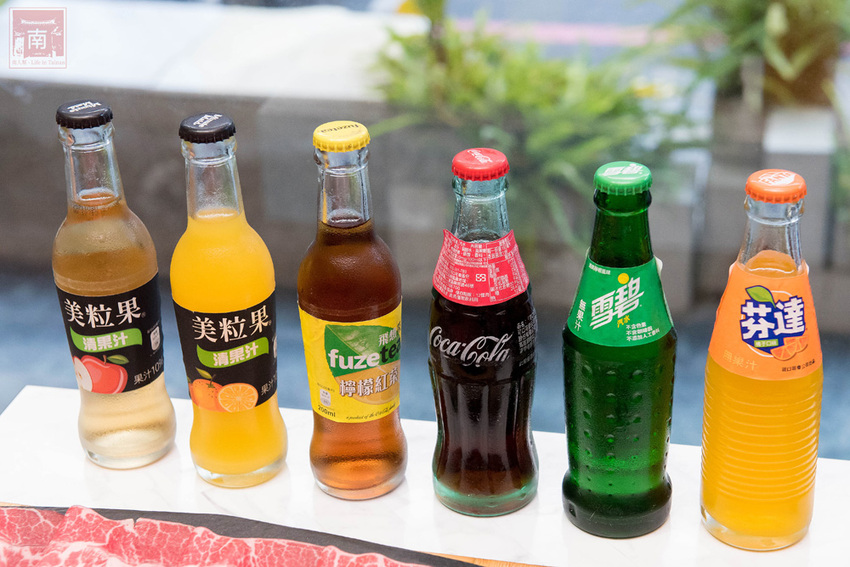 【臺南美食】和牛鍋物也太奢侈了｜點套餐加碼送16隻草蝦｜瓶裝飲料喝到飽｜浮誇海鮮盤｜25盎司大份量和牛和PRIME牛肉原肉現切｜公司聚餐｜情人約會~~花花世界鍋物 - 南人幫