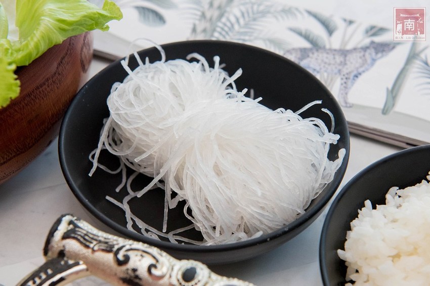 【台南美食】網美南洋風浮誇鍋物｜活體龍蝦鮑魚夠新鮮｜浮誇海鮮盤｜肉肉多多盤｜南紡購物中心附近美食｜活龍蝦｜和牛｜中秋連假~花花世界鍋物 - 南人幫