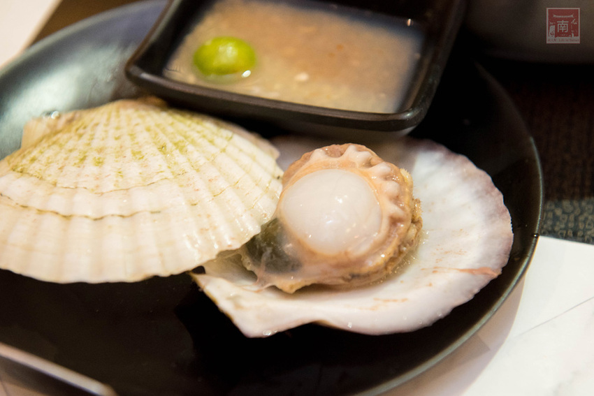 【臺南美食】和牛鍋物也太奢侈了｜點套餐加碼送16隻草蝦｜瓶裝飲料喝到飽｜浮誇海鮮盤｜25盎司大份量和牛和PRIME牛肉原肉現切｜公司聚餐｜情人約會~~花花世界鍋物 - 南人幫