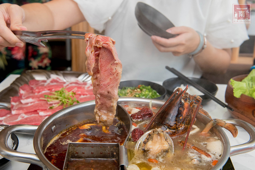 【台南美食】網美南洋風浮誇鍋物｜活體龍蝦鮑魚夠新鮮｜浮誇海鮮盤｜肉肉多多盤｜南紡購物中心附近美食｜活龍蝦｜和牛｜中秋連假~花花世界鍋物 - 南人幫