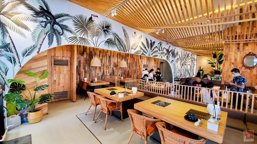 【台南美食】網美南洋風浮誇鍋物｜活體龍蝦鮑魚夠新鮮｜浮誇海鮮盤｜肉肉多多盤｜南紡購物中心附近美食｜活龍蝦｜和牛｜中秋連假~花花世界鍋物 - 南人幫