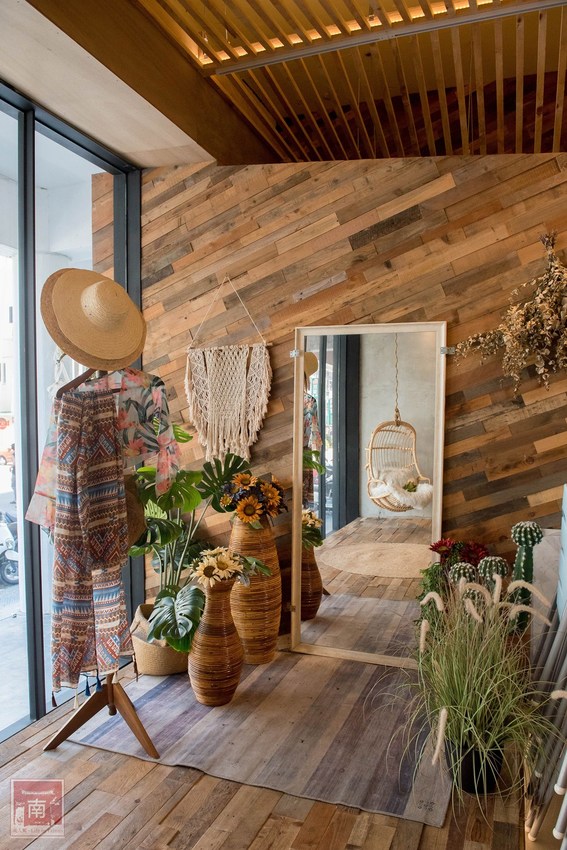 【台南美食】網美南洋風浮誇鍋物｜活體龍蝦鮑魚夠新鮮｜浮誇海鮮盤｜肉肉多多盤｜南紡購物中心附近美食｜活龍蝦｜和牛｜中秋連假~花花世界鍋物 - 南人幫